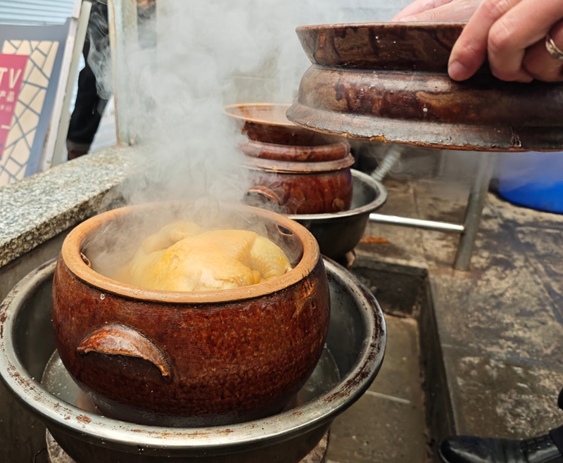 當地特色美食盬子雞。楊菁馳攝