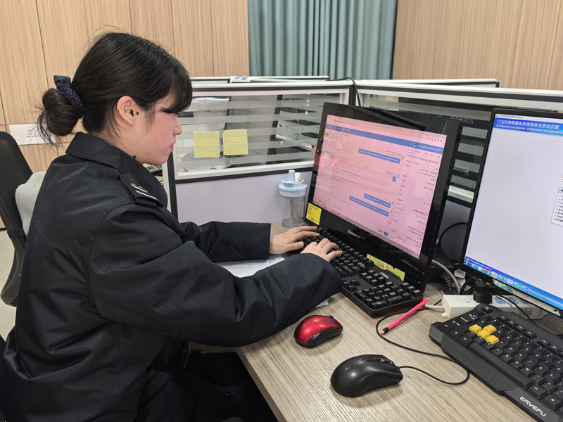 圖為征納互動(dòng)坐席人員輔導(dǎo)納稅人線上辦理跨區(qū)遷移事項(xiàng)。吳蓉?cái)z