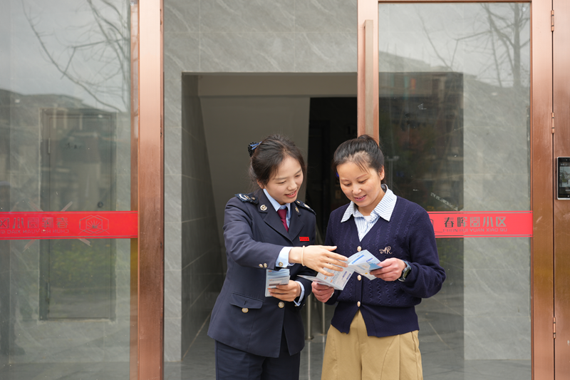 稅務(wù)干部向社區(qū)居民發(fā)放宣傳資料。李琪攝