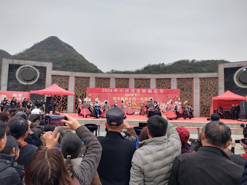 1 圖為2024年夏云鎮(zhèn)小河灣村春節(jié)開展跳花節(jié)場景