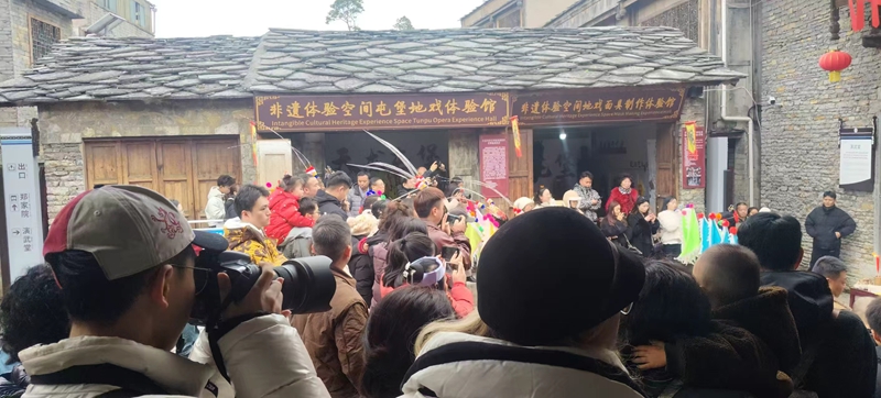 4 圖為2025年天龍屯堡景區(qū)春節(jié)開展非遺體驗(yàn)活動(dòng)