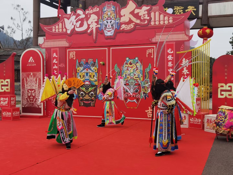 5 圖為2025年天龍屯堡景區(qū)春節(jié)迎新春祈福活動(dòng)