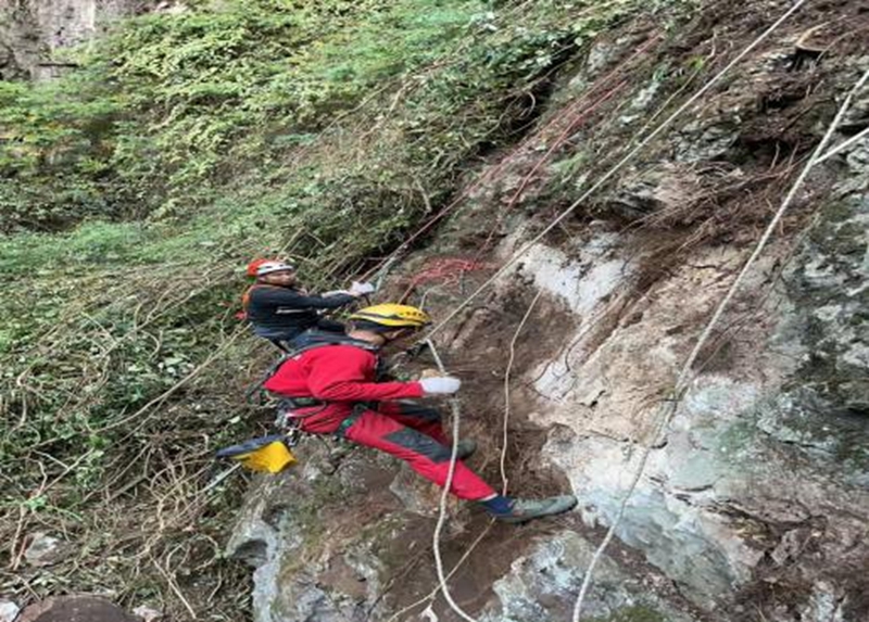 1 圖為蓮花古洞危巖除險加固現(xiàn)場