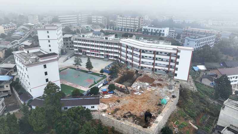 岑鞏縣第六小學。