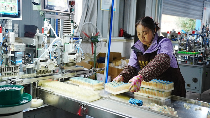 3.工人正在組裝打火機(jī)