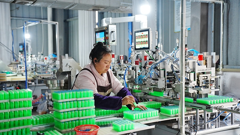 4.工人正在組裝打火機(jī)