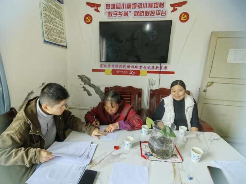 3.中心工作人員到村指導(dǎo)農(nóng)戶簽訂合同