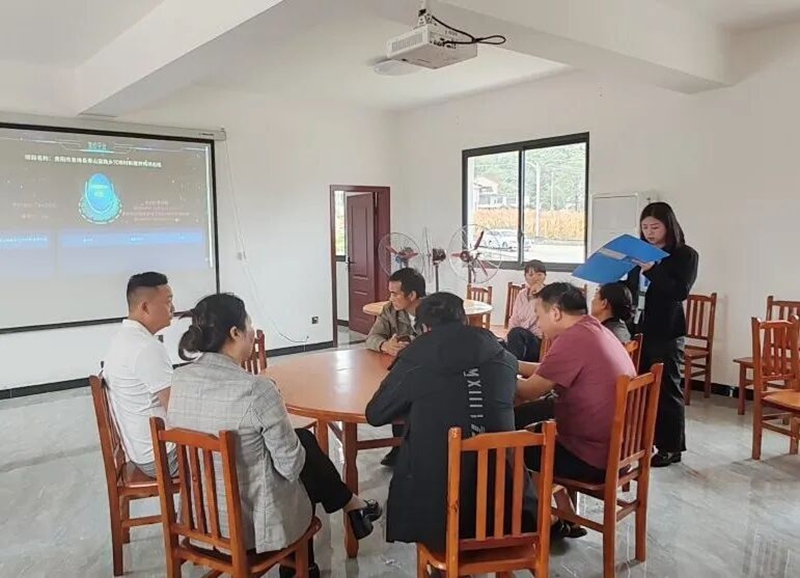 4.中心工作人員到村指導(dǎo)群眾參加競價