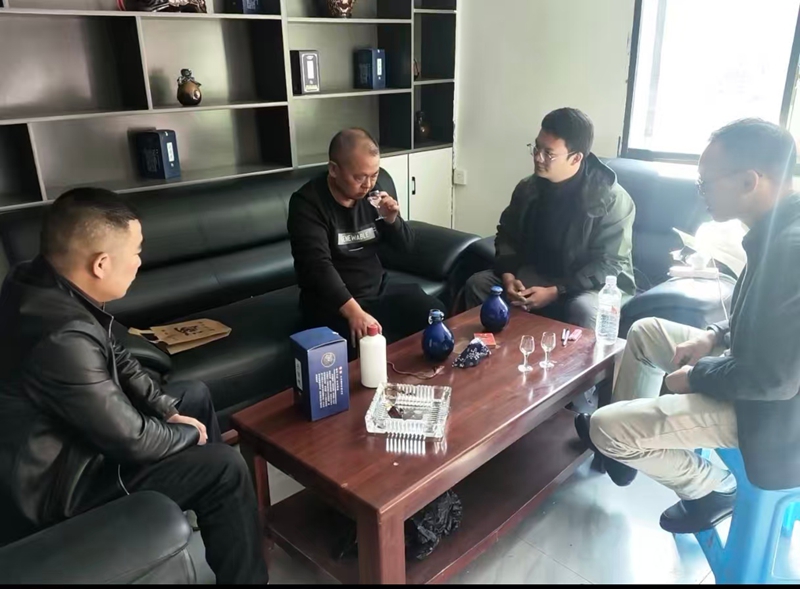 3 圖為非遺專家現(xiàn)場指導(dǎo)釀酒技藝