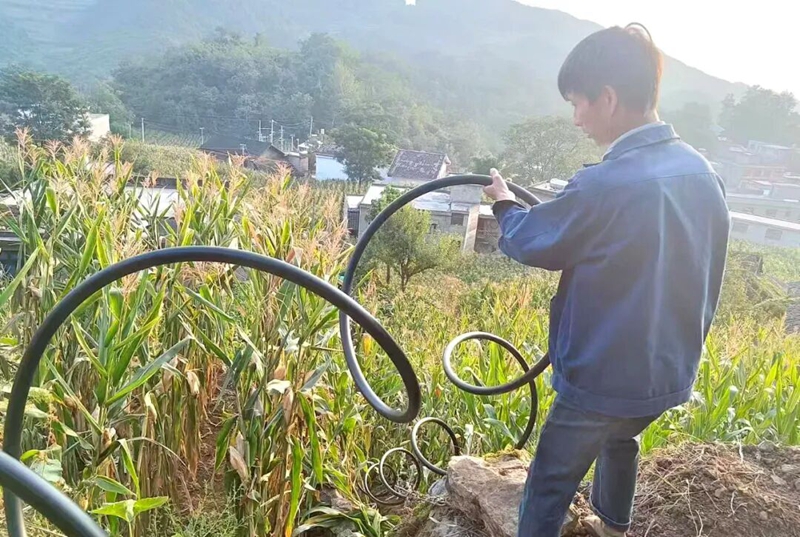金沙縣水務局采取延伸鋪設集鎮管道方式鞏固提升清池鎮六羊村飲水安全 陳亮 攝