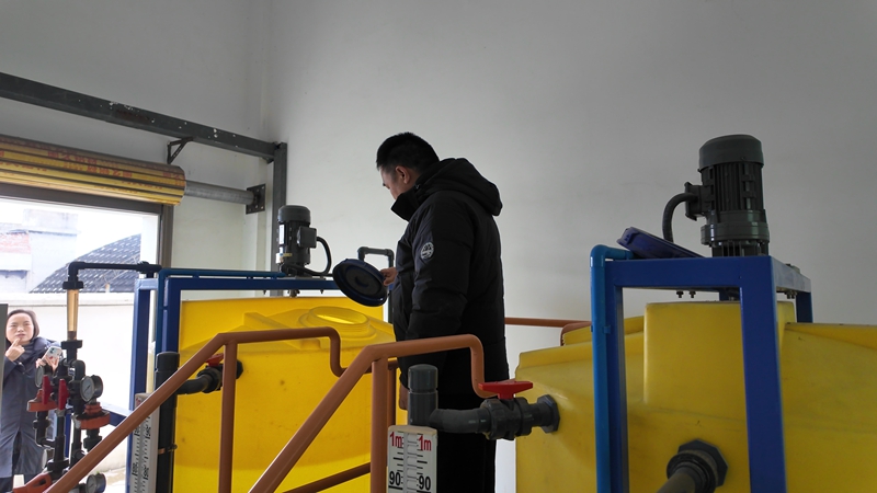 金沙縣水務局供水保障中心工作人員王少東檢查水廠設備 王方 攝