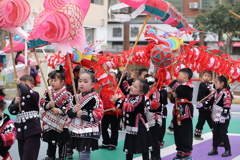 2025年12月30日，貴州省黔東南苗族侗族自治州施秉縣示范幼兒園的小朋友們在迎新年活動(dòng)中參加巡游。（1）（邰勝智 攝）