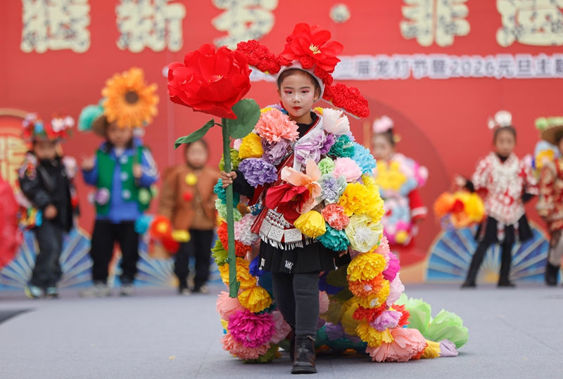 2025年12月30日，在貴州省黔東南苗族侗族自治州施秉縣第四幼兒園舉行的迎新年活動中，小朋友在表演苗族時裝秀。（磨桂賓 攝） (2)