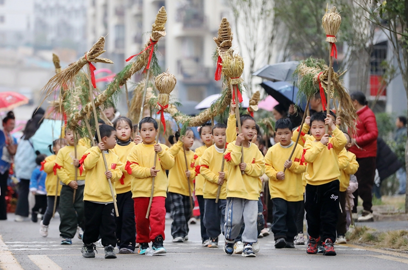 2025年12月31日，貴州省黔東南苗族侗族自治州施秉縣第二幼兒園的小朋友們在迎新年活動中參加巡游。（邰勝智 攝）