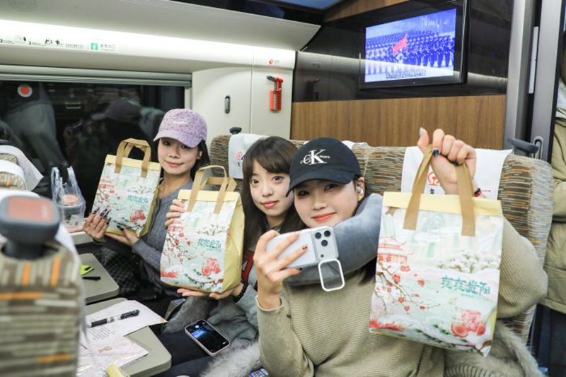 乘客收到“寵粉禮包”。