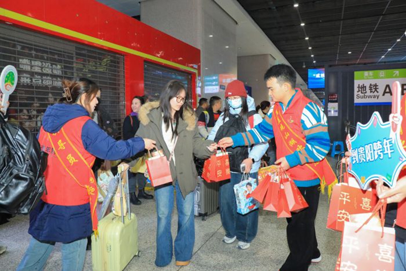 乘客收到“寵粉禮包”。