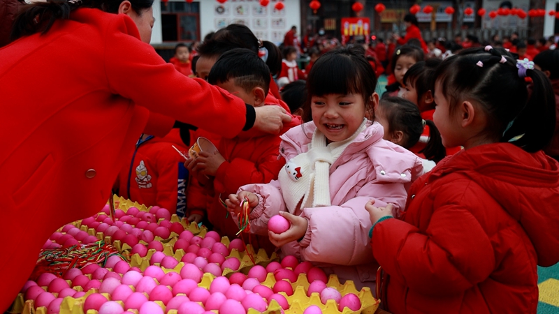 戴紅蛋行好運。