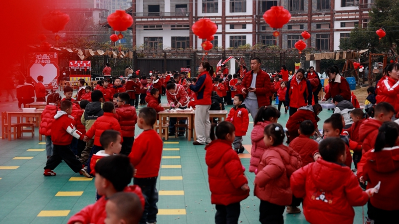 孩子們在歡聲笑語中迎新年。