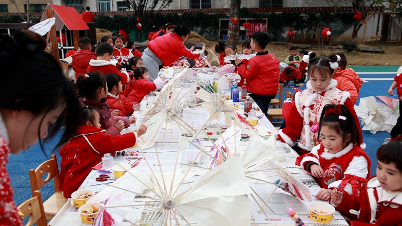 孩子們制作油紙傘。