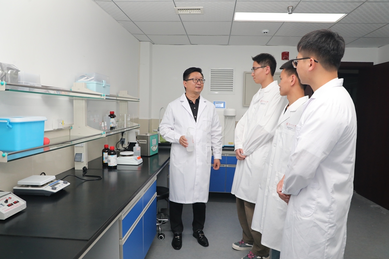 1、貴州師范大學集成電路研究院院長畢津順在實驗室指導學生。