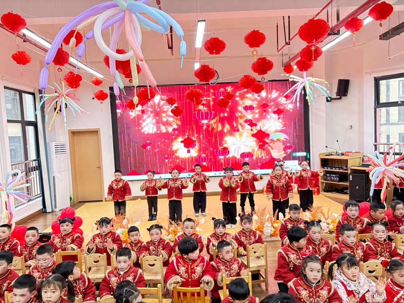 1、在習水縣十三幼兒園舞臺上，萌娃著紅裝齊表演迎新年。習水縣融媒體中心供圖