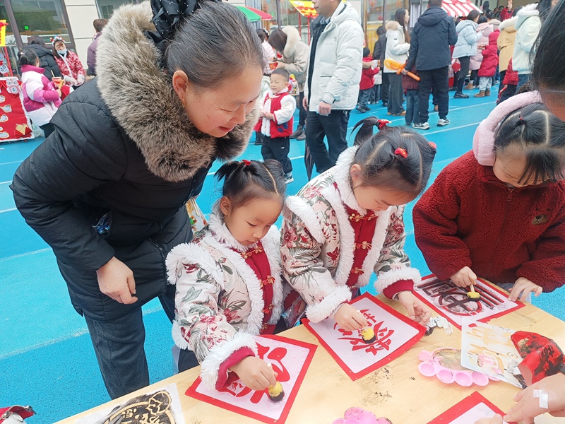 2、習水三幼拓印 “福” 字，紅紙上印出新年好寓意。習水縣融媒體中心供圖
