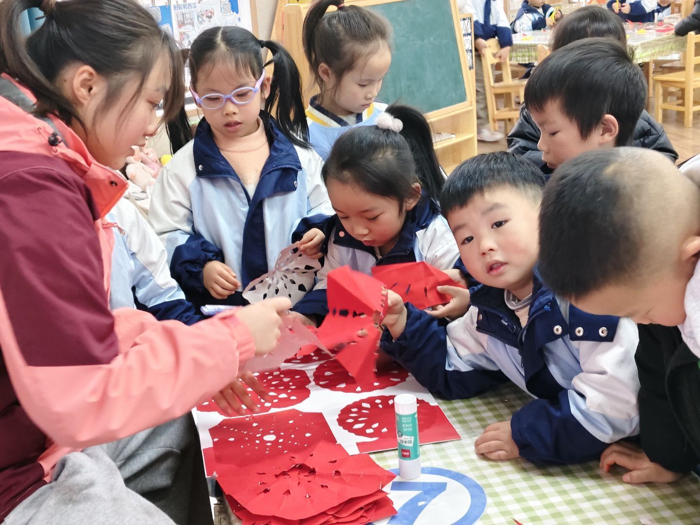 4、習水第十三幼兒園師生協作剪窗花，巧手裁出元旦好年味。習水縣融媒體中心供圖