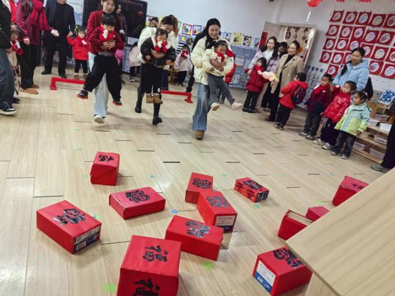 6、仙源中心幼兒園親子踩福箱闖關，游園會里默契滿格笑聲甜。習水縣融媒體中心供圖