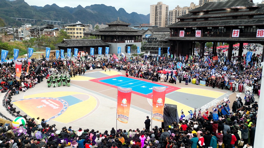 1 圖為人山人海，舞臺沸騰 