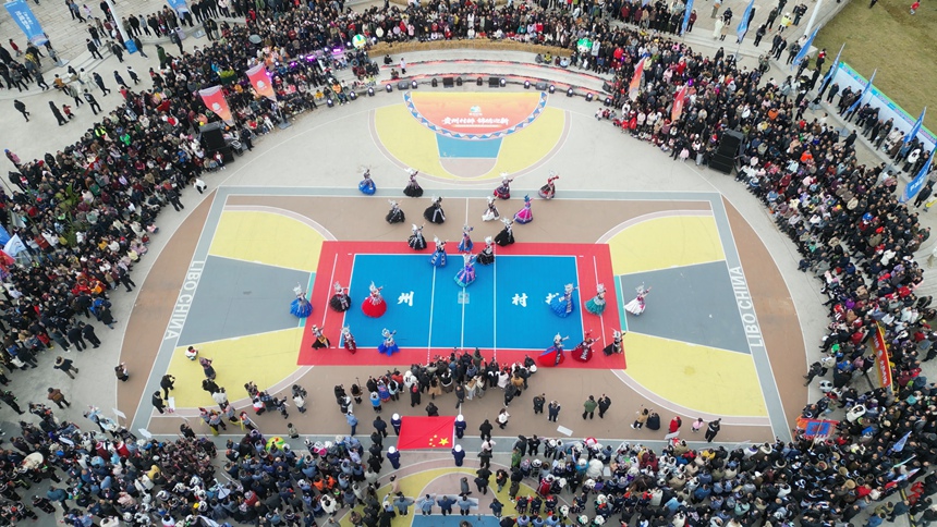 5 圖為人山人海，舞臺沸騰