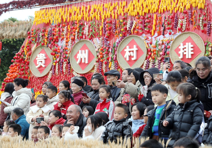 6 圖為鄉親齊圍觀，為“村排”喝彩