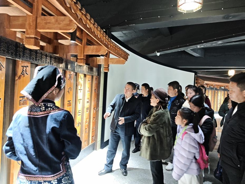 “香港惠苗協(xié)會(huì)幼師同行計(jì)劃”考察交流活動(dòng)在黔南師院?jiǎn)?dòng) (2)