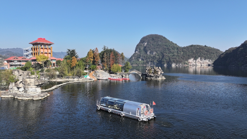 百花湖生態電動游船上線。