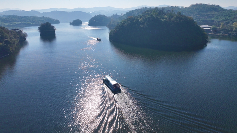 百花湖生態電動游船上線。