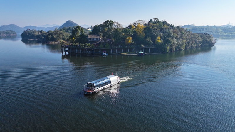 百花湖生態電動游船上線。