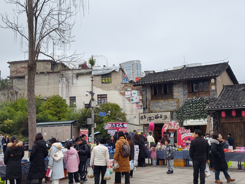 鎮寧故事門店前人頭攢動。