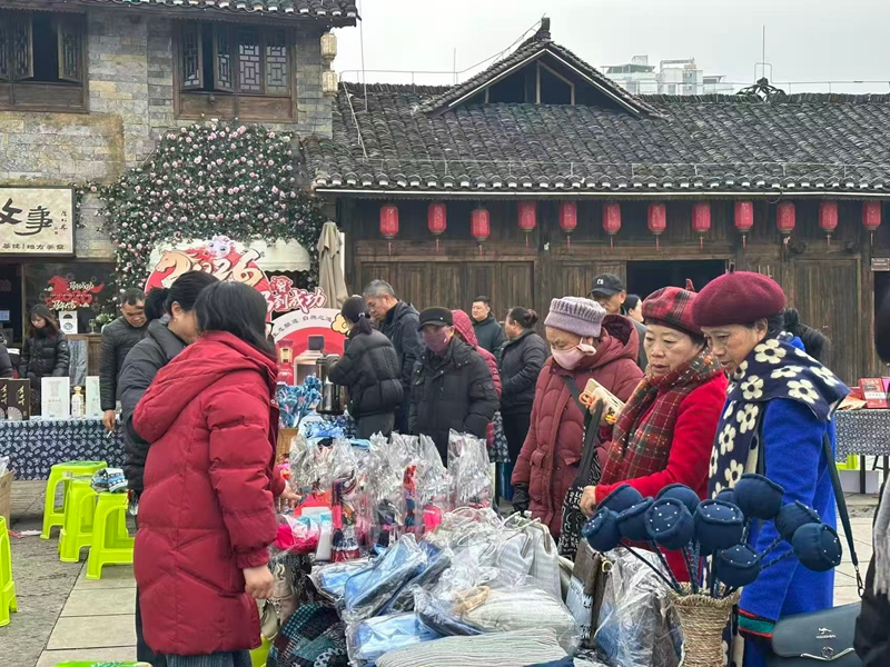 游客市民爭相購買。