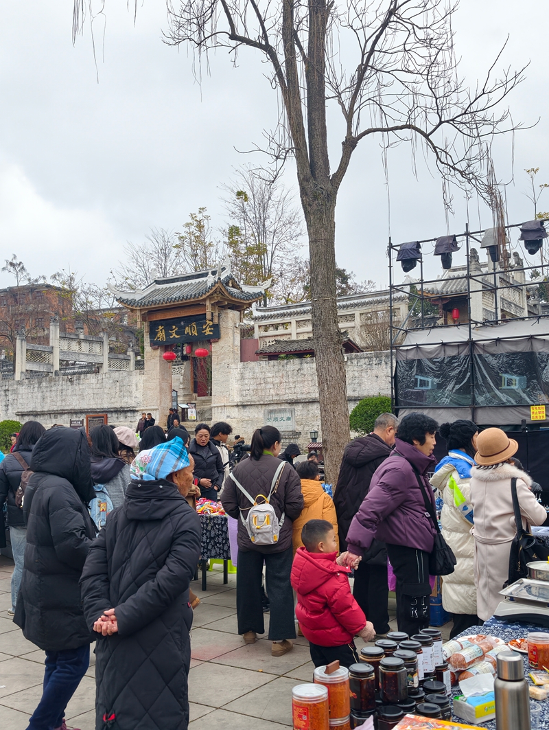 游客市民爭相購買。