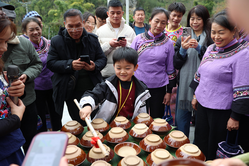 游客體驗布依民俗文化。