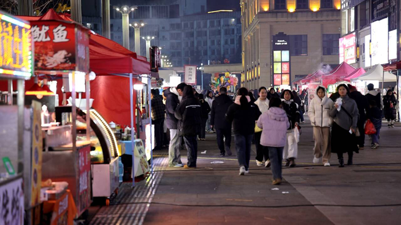 新年夜市街人頭攢動。