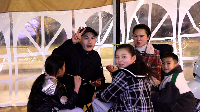 夜市街人氣滿滿。