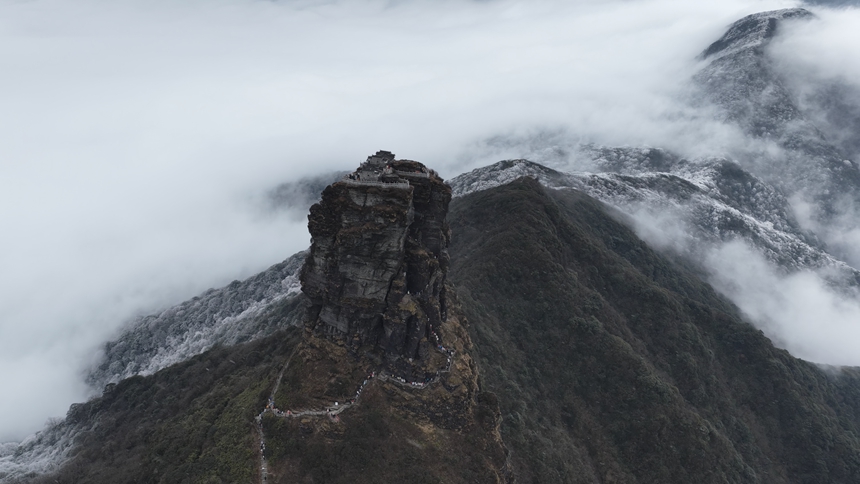 貴州梵凈山迎2026年首場降雪，半山銀白奇景驚艷亮相。