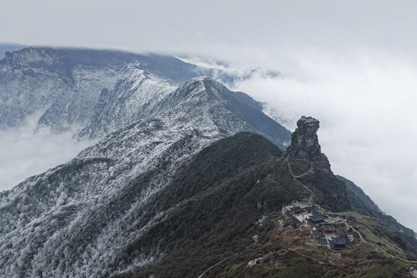 貴州梵凈山迎2026年首場降雪,半山銀白奇景驚艷亮相。