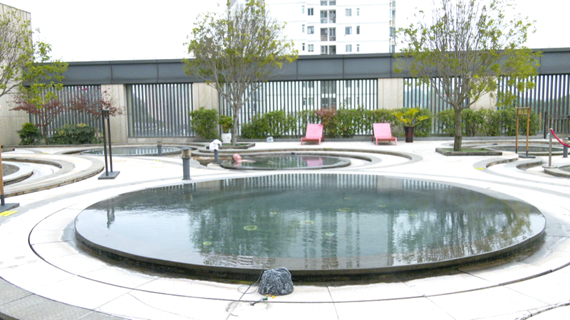 溫泉度假人氣火爆 “冷熱”交織催熱冬季旅游。