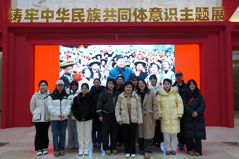 傳媒學院師生在貴州省民族博物館合影留念。