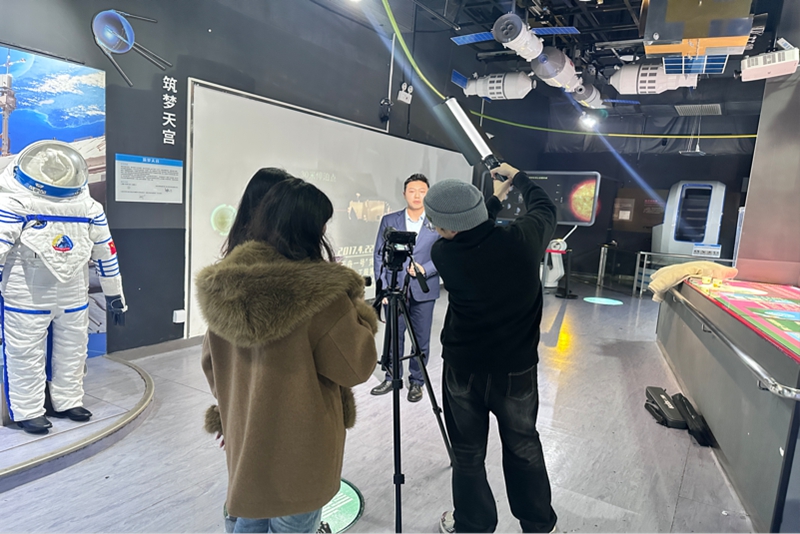 傳媒學院同學拍攝現場。