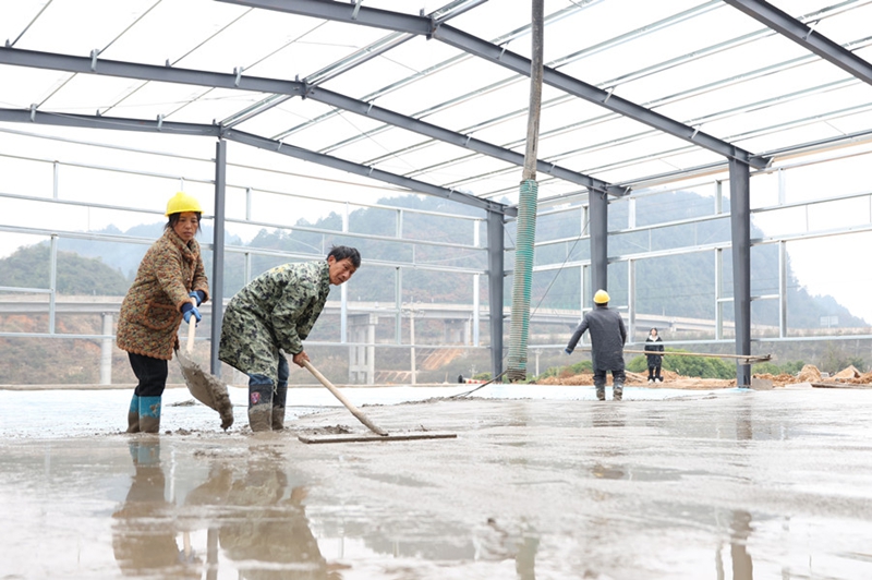 4.工人在打磨硬化地面。（唐鵬 攝）