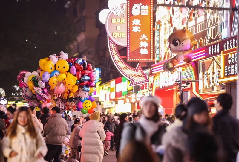 民生路人頭攢動