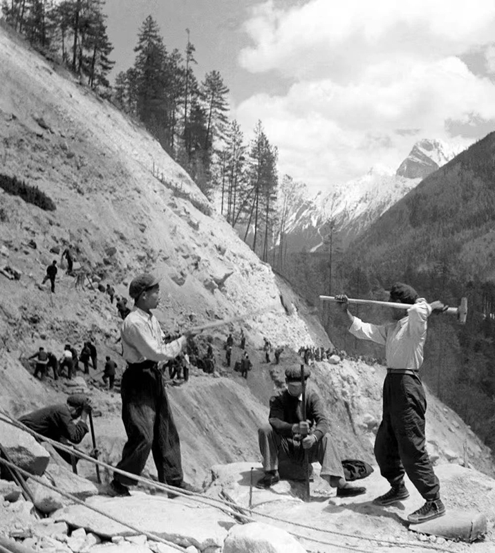 2 圖為康藏公路施工舊照.jpg