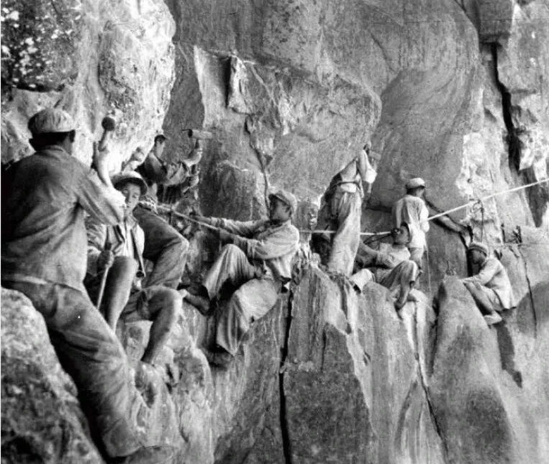 4 圖為康藏公路施工老照片.jpg